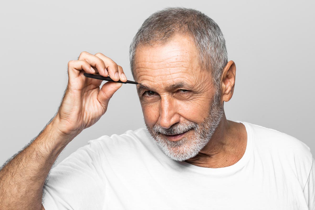 男性因年齡增長或過度拔毛導致眉毛變細或毛囊受損，霧眉可能是他們唯一的解決方案